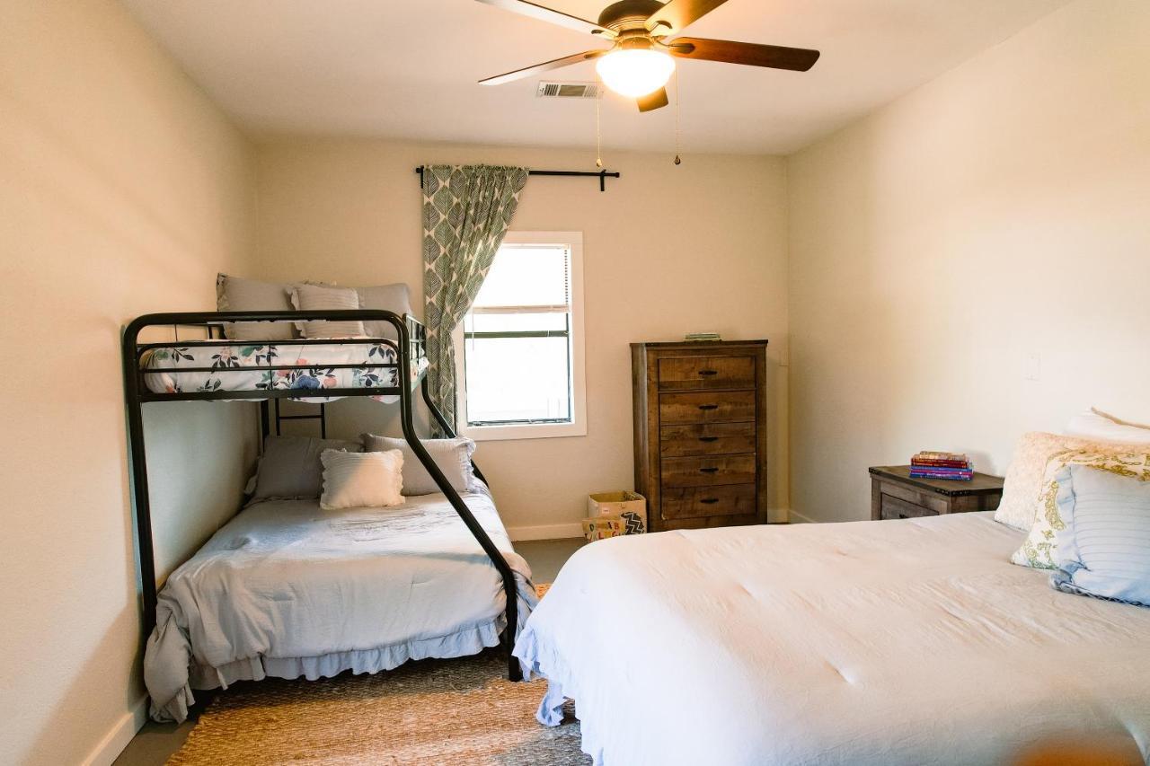 Hadley'S House - A Country 3 Bdrm With Screened-In Porch 뉴 브라운펠스 외부 사진