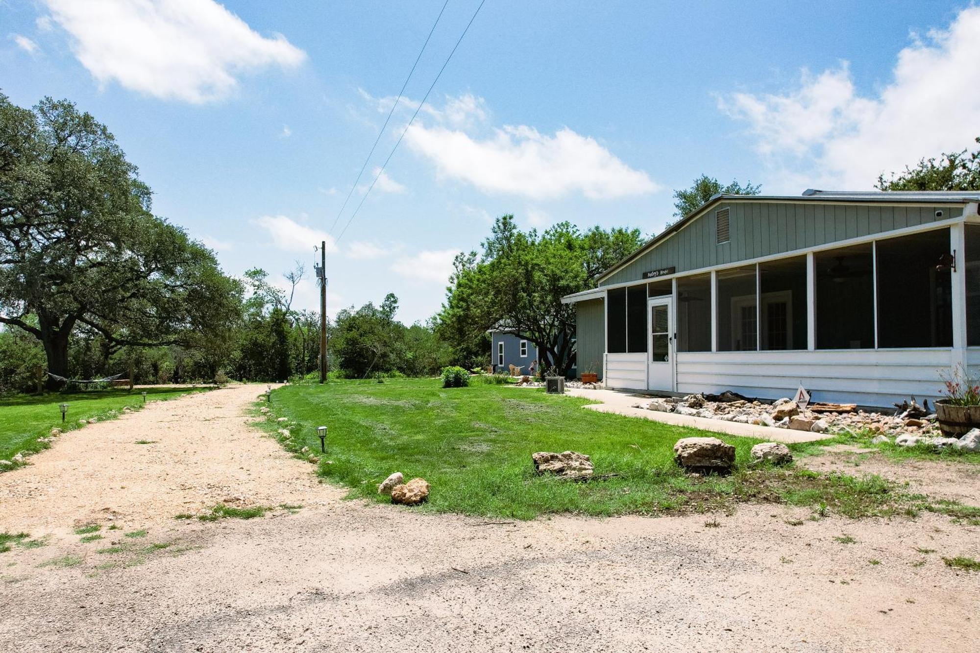 Hadley'S House - A Country 3 Bdrm With Screened-In Porch 뉴 브라운펠스 외부 사진